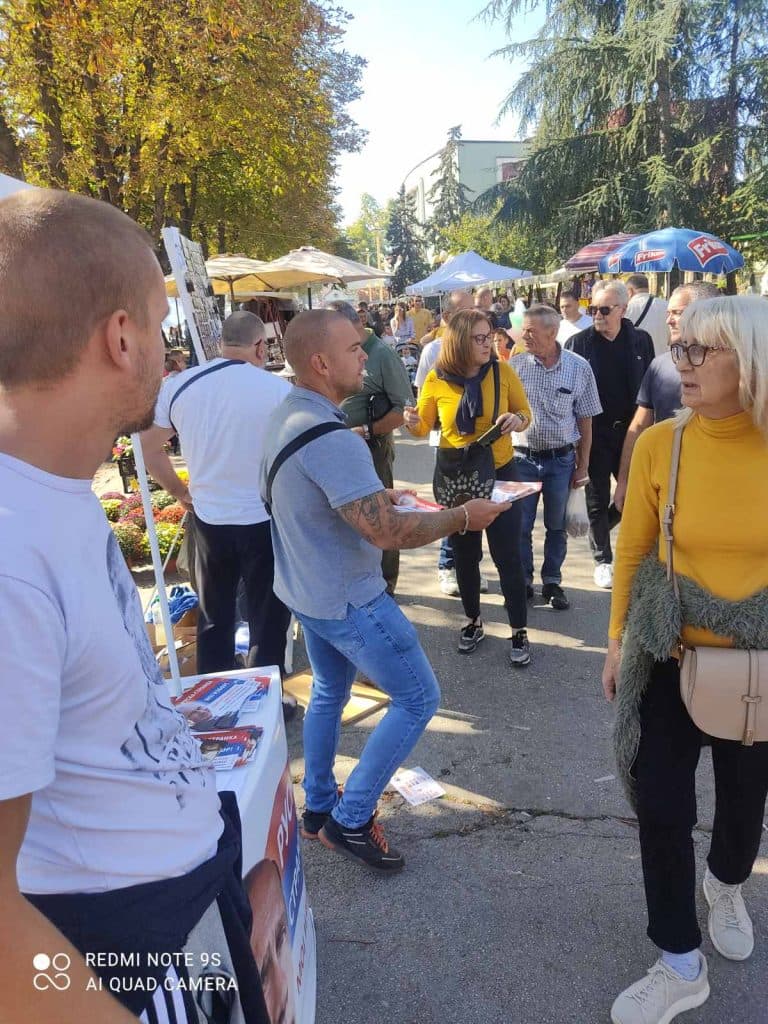 Подела флајера у Ваљеву