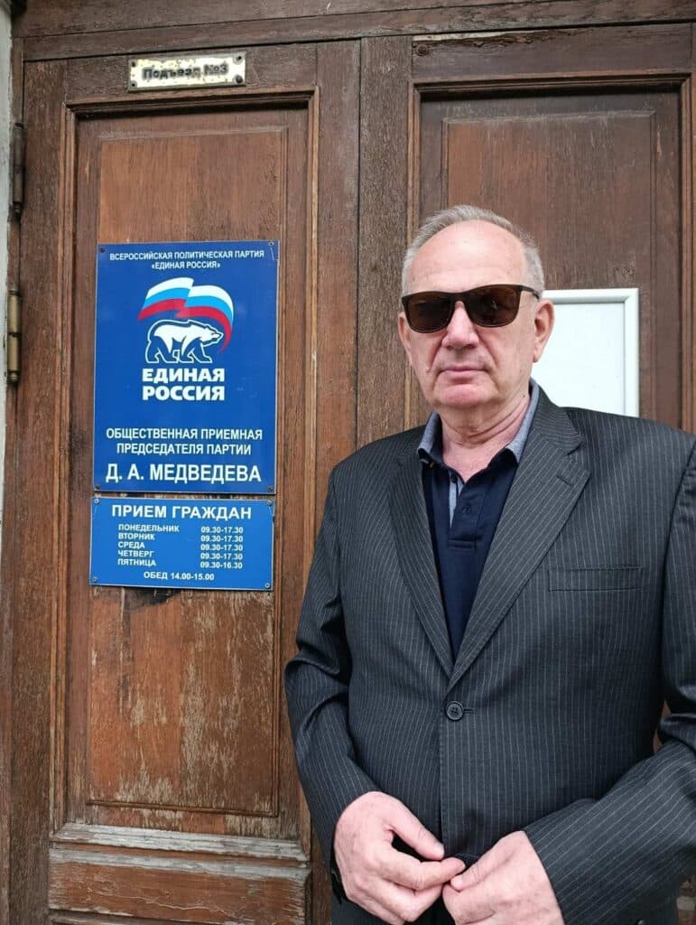 Председник Руске Странке испред канцеларије Д. А. Медведева у Санкт Петербургу